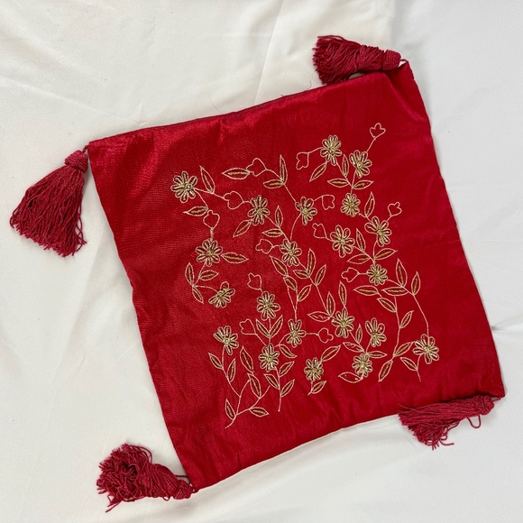 NWOT Christmas Red Bling Pillow Cover Only Gold Floral Embroidery 16 in Square - Picture 1 of 13